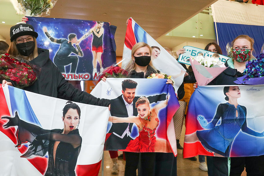 Болельщики в&nbsp;аэропорту Шереметьево во время встречи российских фигуристов, вернувшихся с&nbsp;чемпионата мира по&nbsp;фигурному катанию в&nbsp;Стокгольме, 29&nbsp;марта 2021&nbsp;года
