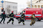 Сотрудники МЧС у минского метро, где прогремел взрыв, 11 апреля 2011 года