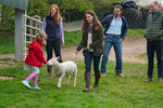 Кейт Миддлтон и принц Уильям во время посещения семейной фермы в&nbsp;Литтл-Стейнтоне, Великобритания, 27&nbsp;апреля 2021&nbsp;года
