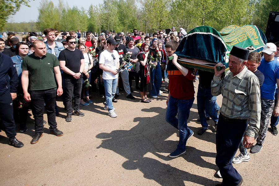 Похороны погибших в&nbsp;результате стрельбы в&nbsp;школе №175 в&nbsp;Казани, 12&nbsp;мая 2021&nbsp;года