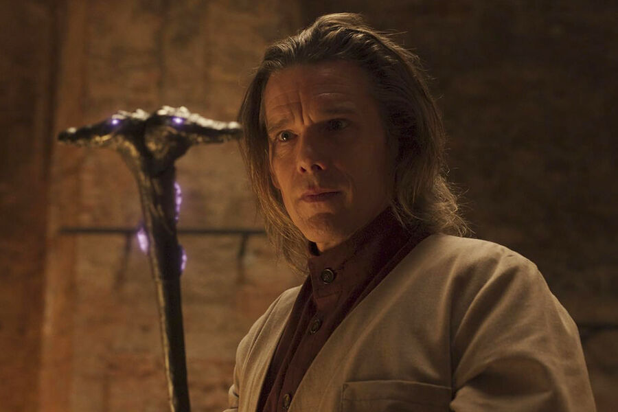 <b>«Лунный рыцарь» (мини-сериал, 2022)</b>
<br><br>
В&nbsp;этом сериале на&nbsp;основе комиксов Marvel Хоук сыграл антагониста — религиозного фанатика, одержимого идеей наказания людей за&nbsp;преступления, которые они совершат в&nbsp;будущем.
<br><br>
Играя злодея, он черпал вдохновение в&nbsp;образах Льва Толстого, Фиделя Кастро, зловещей сестры Рэтчед из&nbsp;фильма «Пролетая над&nbsp;гнездом кукушки» и телевизионного пастора-евангелиста Джимми Сваггерта.
