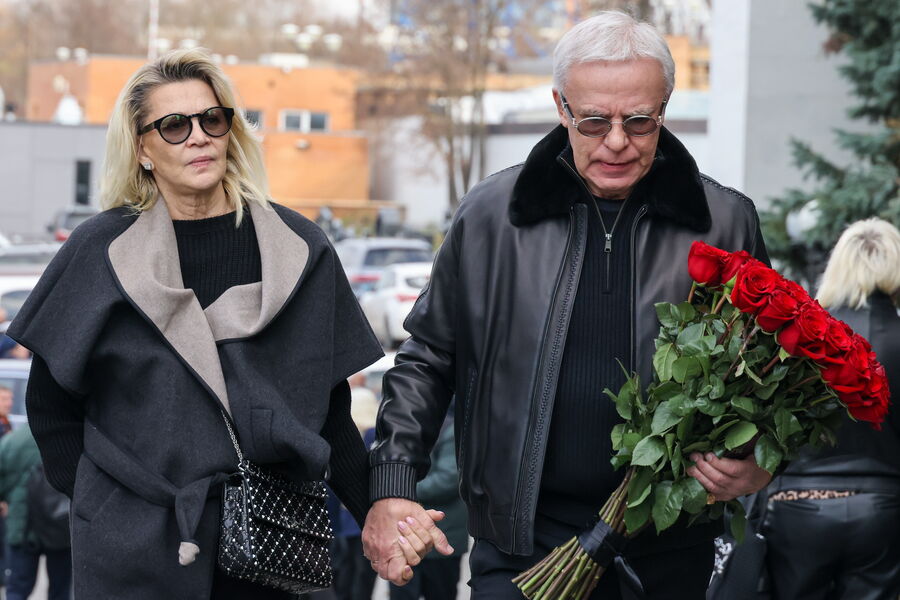 Первый заместитель председателя комитета Госдумы РФ по&nbsp;экологии, природным ресурсам и охране окружающей среды Вячеслав Фетисов и его супруга Лада Фетисова на&nbsp;церемонии прощания с&nbsp;телеведущим Юрием Николаевым в&nbsp;Москве, 8&nbsp;ноября 2025&nbsp;года