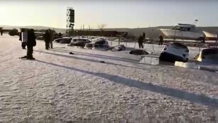 Автомобили, частично ушедшие под лед на острове Русский, 5 января 2020 года