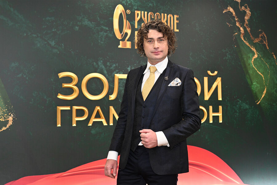 Ведущий &laquo;Русского радио&raquo; Дмитрий Оленин на&nbsp;XXIX Церемонии вручения национальной музыкальной премии &laquo;Золотой граммофон&raquo; в&nbsp;Москве, 12&nbsp;декабря 2024&nbsp;года