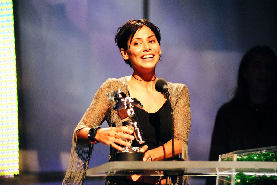 Натали Имбрулья на&nbsp;церемонии вручения премии MTV Video Music Awards 1998&nbsp;в&nbsp;Лос-Анджелесе