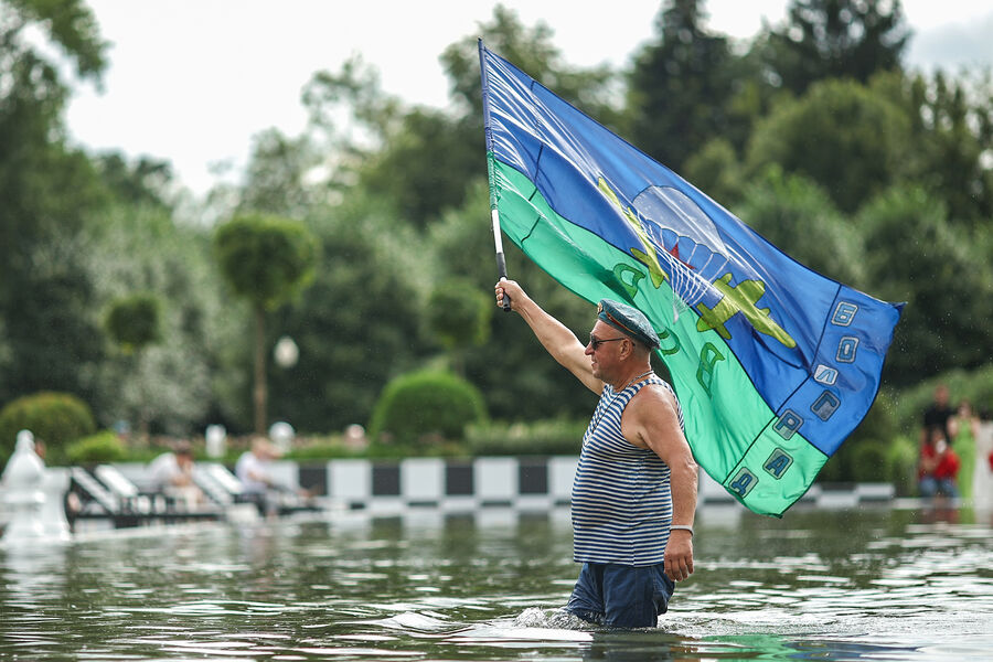 Мужчина в&nbsp;фонтане во время празднования 95-летия Воздушно-десантных войск России в&nbsp;парке им. Горького в&nbsp;Москве, 2&nbsp;августа 2025&nbsp;года