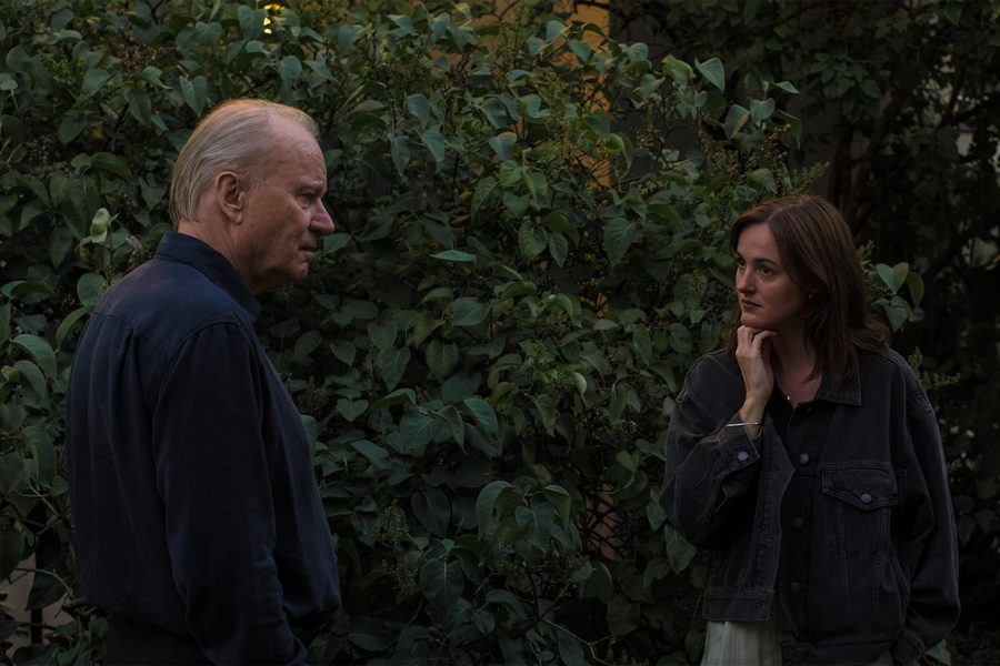 <b>«Сентиментальная ценность» (Affeksjonsverdi), реж. Йоаким Триер</b>
<br><br>
<b>Где и когда смотреть:</b> в&nbsp;кино — с&nbsp;20 ноября
<br><br>
Комедийная драма Йоакима Триера со звездой его предыдущей ленты «Худший человек на&nbsp;свете» Ренате Реинсве. На&nbsp;этот раз она играет театральную актрису, дочь именитого режиссера (Стеллан Скарсгард), который хочет позвать ее в&nbsp;свой новый фильм — его первый проект за&nbsp;многие годы. После закономерного — в&nbsp;силу напряженных отношений — отказа он решает отдать эту роль американской кинозвезде (Эль Фэннинг). На&nbsp;Каннском кинофестивале 2025&nbsp;года «Сентиментальная ценность» получила Гран-при, ее российская премьера состоялась на&nbsp;четвертом фестивале «Каро/Арт» в&nbsp;октябре.
