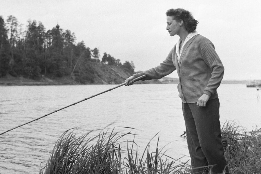 Балерина Майя Плисецкая ловит рыбу на&nbsp;берегу Москвы-реки, 13&nbsp;сентября 1966&nbsp;года