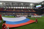 Игроки слушают гимн перед встречей