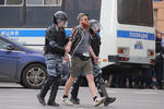Задержание участника несанкционированного митинга на Тверской улице в Москве