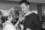 Итальянский писатель Джанни Родари во время церемонии посвящения в почетные пионеры в 449-й средней школе в Москве, 1968 год