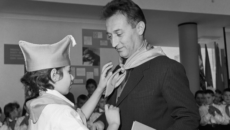 Итальянский писатель Джанни Родари во время церемонии посвящения в почетные пионеры в 449-й средней школе в Москве, 1968 год