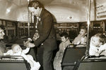 Кондуктор проверяет билеты и пассажиров на&nbsp;втором этаже «Рутмастера», Лондон, 60-е года