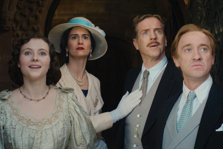 <b>«Фэкхем-Холл» (Fackham Hall), реж. Джим О'Хэнлон</b> <br><br> <b>Где и когда смотреть:</b> в&nbsp;кино &mdash; с&nbsp;18 декабря <br><br> Пародия на&nbsp;британские костюмные драмы по&nbsp;сценарию комика Джимми Карра, которая обещает поиздеваться над&nbsp;сериалом «Аббатство Даунтон» по&nbsp;заветам триумвирата Цукер &mdash; Абрахамс &mdash; Цукер («Аэроплан!», «Голый пистолет») и группировки «Монти Пайтон». По&nbsp;сюжету обаятельный карманник Эрик (Бен Рэдклифф) устраивается на&nbsp;работу в&nbsp;английский особняк, однако его безоблачное будущее оказывается под&nbsp;угрозой, когда он становится подозреваемым в&nbsp;убийстве.