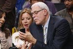 Легенда «Лейкерс» и тренерского цеха Фил Джексон вместе с&nbsp;исполнительным вице-президентом по&nbsp;коммерческой деятельности «Лейкерс» Джини Басс