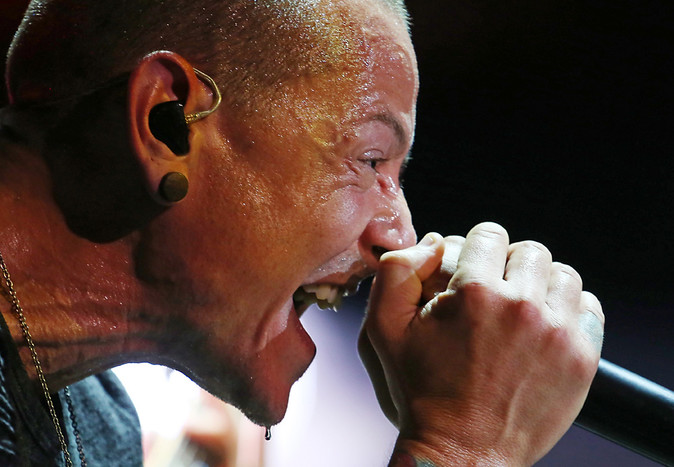 Честер Беннингтон во время выступления группы Linkin Park в СК «Олимпийский»