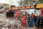 <b>Каширское шоссе, 13 сентября 1999 года. </b>
13 сентября взорвался дом, расположенный по адресу: Каширское шоссе, 6. Жертвами стали 124 человека, семь были ранены. Вскоре после этого, 16 сентября, произошел взрыв в Волгодонске. Там погибли 19 человек, пострадавшими признаны более тысячи. «Хорошо, что двоих поймали, доказали вину, террористическую группу уничтожили. Но остается вопрос — финансисты и организаторы. Поймали-то исполнителей, — говорит адвокат Трунов. — Деккушев и Крымшанхалов – это темные необразованные бедные деревенские ребята, которые пошли на это за небольшие деньги».