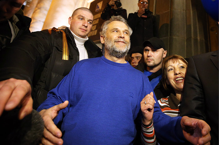 Предприниматель Алексей Чалый, избранный новым мэром Севастополя (в центре), во время митинга в&nbsp;поддержку решения горсовета о&nbsp;присоединении Крыма к&nbsp;России у&nbsp;здания городской администрации