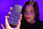 Девушка с новой моделью смартфона YotaPhone 2