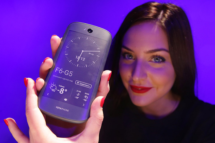 Девушка с&nbsp;новой моделью смартфона YotaPhone 2