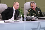Владимир Путин и министр обороны РФ Сергей Шойгу на заседании, посвященном приемке военной продукции, в Национальном центре управления обороной РФ