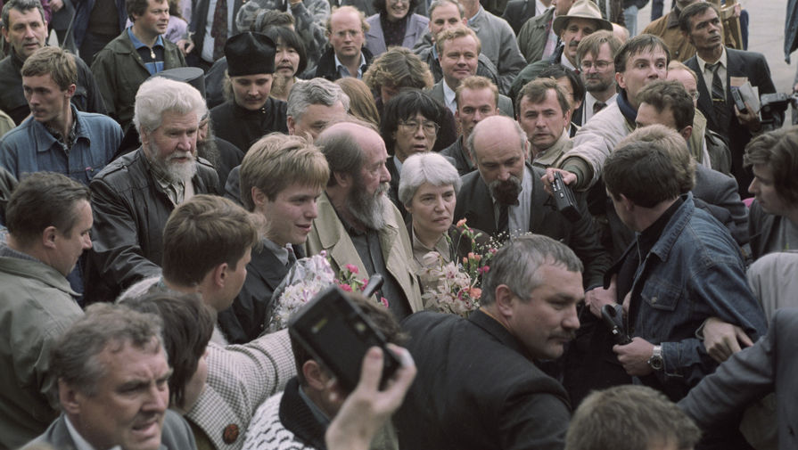 1994 год. Возвращение в Россию из-за границы. Александр Солженицын с женой Натальей (в центре) во Владивостоке