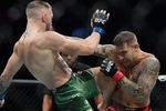 Конор Макгрегор и Дастин Порье во время главного поединка турнира UFC 264, 10 июля 2021 года
