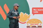 Во время открытия ресторана «Вкусно и точка» на месте бывшего «Макдоналдса» на Пушкинской площади в Москве, 12 июня 2022 года
