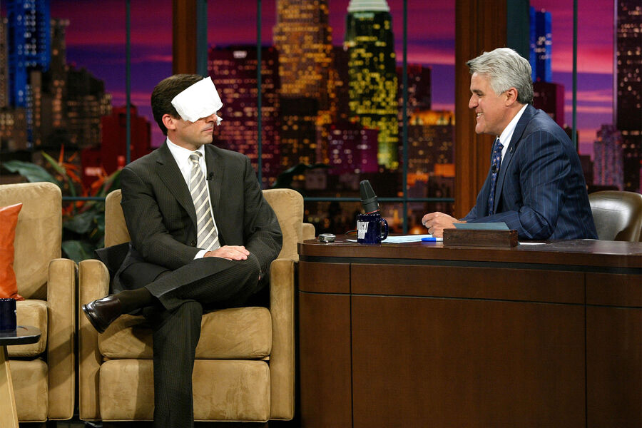 Стив Карелл с&nbsp;ведущим Джеем Лено на&nbsp;шоу &laquo;Tonight Show&raquo;, 2005&nbsp;год