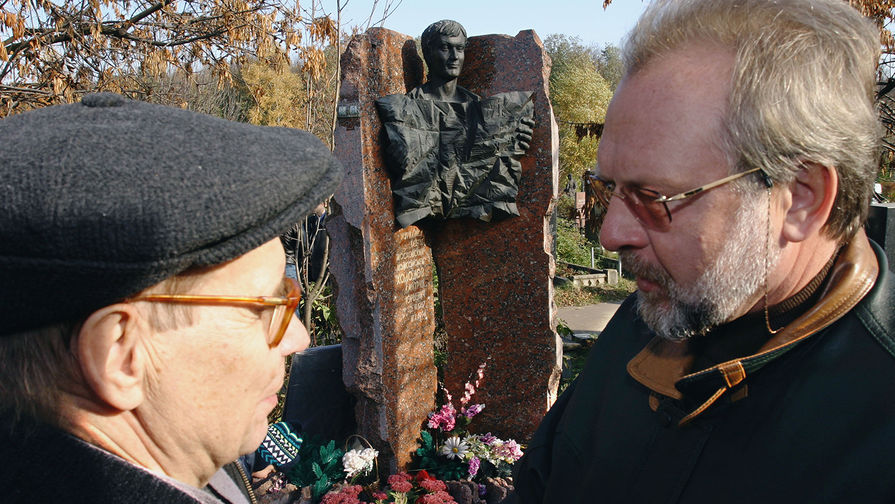 Отец Дмитрия Холодова Юрий Холодов и главный редактор «МК» Павел Гусев (слева направо) на Троекуровском кладбище в 10-летнюю годовщину убийства журналиста, 2004 год