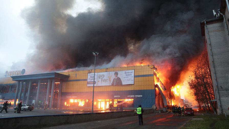 Во время пожара в&nbsp;гипермаркете &laquo;Лента&raquo; на&nbsp;Набережной Обводного канала в&nbsp;Санкт-Петербурге, 10 ноября 2018 года