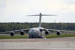 Американский военный самолет С-17 с первой партией аппаратов ИВЛ в московском аэропорту Внуково-3, 21 мая 2020 года