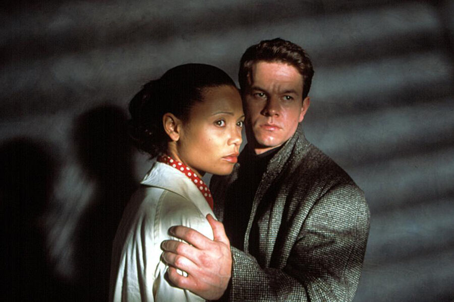 Марк Уолберг и Тэндиве Ньютон в&nbsp;фильме &laquo;Правда о&nbsp;Чарли&raquo; (2002)