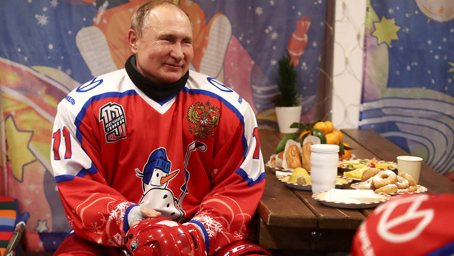 Президент России Владимир Путин после товарищеского матча Ночной хоккейной лиги на&nbsp;ГУМ-катке на&nbsp;Красной площади, 25 декабря 2019 год
