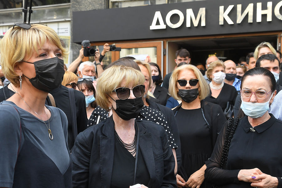 Юлия Меньшова и Вера Алентова после церемонии прощания с&nbsp;актером и режиссером Владимиром Меньшовым в&nbsp;Москве, 8&nbsp;июля 2021&nbsp;года