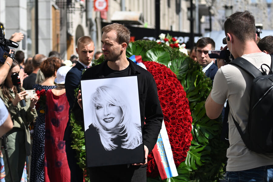 После церемонии прощания с&nbsp;народной артисткой РСФСР Ириной Мирошниченко в&nbsp;театре МХТ им. Чехова, 7&nbsp;августа 2023&nbsp;года