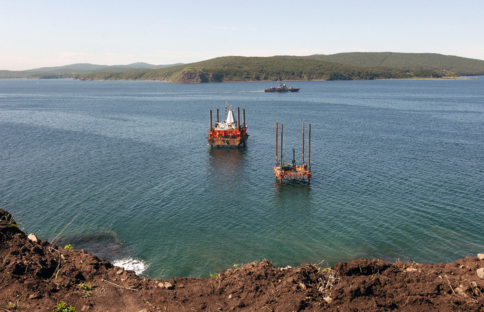  Буровые установки для&nbsp;исследования донного грунта на&nbsp;месте опорт моста.