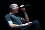 Честер Беннингтон во время выступления группы Linkin Park в СК «Олимпийский»