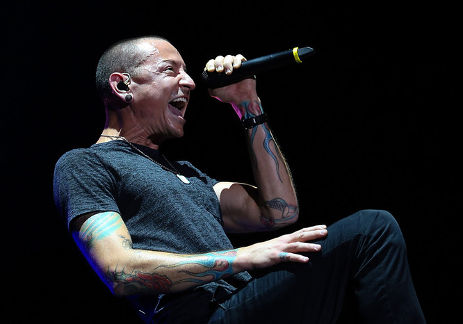 Честер Беннингтон во время выступления группы Linkin Park в СК «Олимпийский»