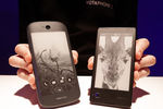 Смартфоны YotaPhone 2 (слева) и YotaPhone во время презентации в Москве
