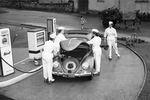 Volkswagen Beetle на заправочной станции в Дейдесхайме, Германия, 1954 год