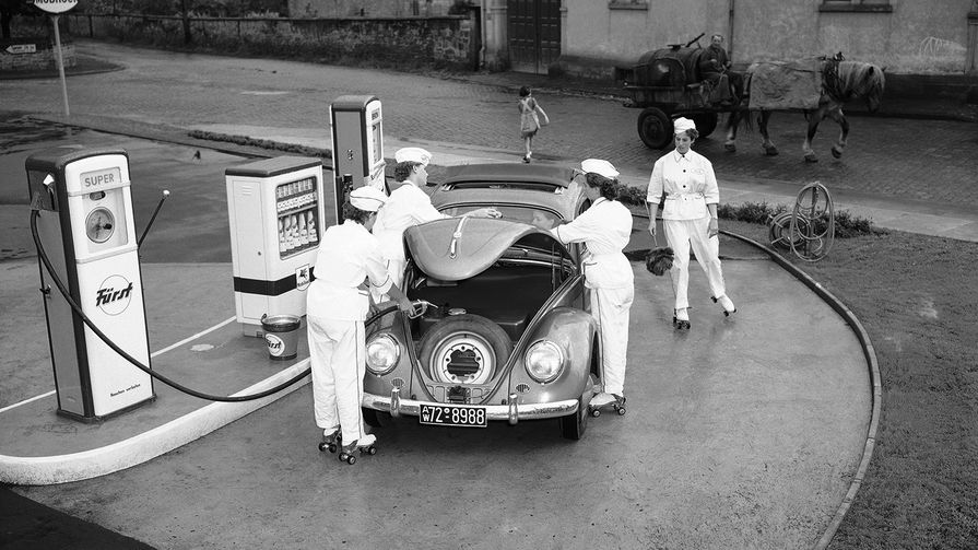 Volkswagen Beetle на&nbsp;заправочной станции в&nbsp;Дейдесхайме, Германия, 1954&nbsp;год