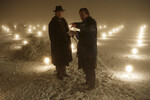 <b>«Престиж» (2006)</b>
<br><br>
За экранизацию одноименного романа Кристофера Приста, помимо британца, боролся его именитый соотечественник Сэм Мендес, однако писатель настоял, чтобы фильм снимал именно автор поразившего его «Мементо». Реванш Мендеса состоялся много лет спустя, когда он вчистую переиграл Нолана на поле исторических драм со своим «1917».