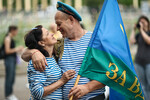 Горожане во время празднования 95-летия Воздушно-десантных войск России в парке им. Горького в Москве, 2 августа 2025 года