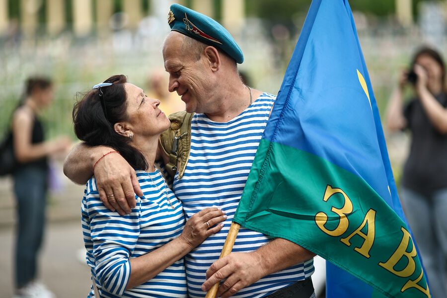 Горожане во время празднования 95-летия Воздушно-десантных войск России в&nbsp;парке им. Горького в&nbsp;Москве, 2&nbsp;августа 2025&nbsp;года