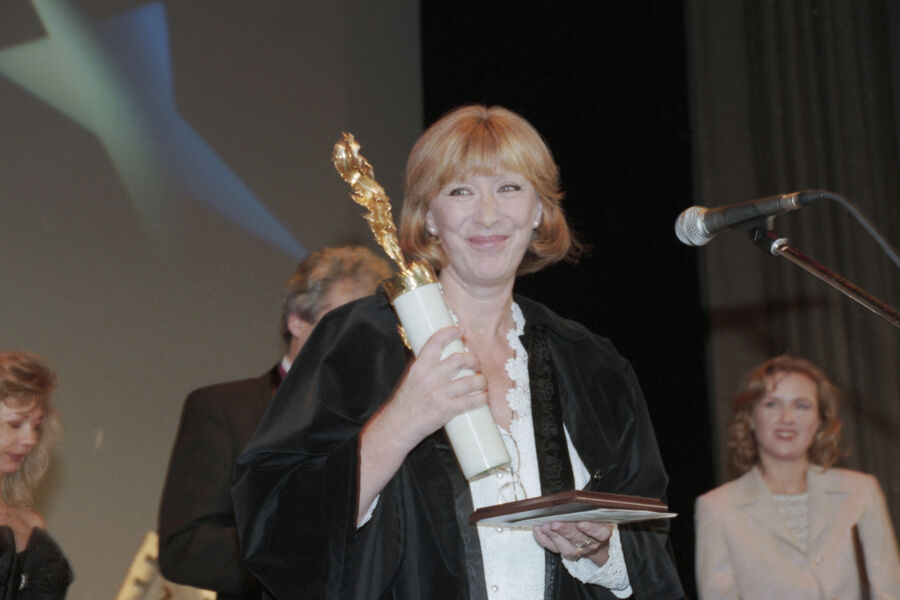 Актриса Екатерина Васильева с&nbsp;призом за&nbsp;работу в&nbsp;фильме &laquo;Королева Марго&raquo;, 1997&nbsp;год