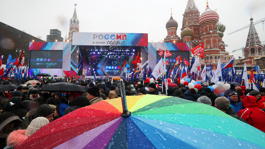 Участники митинга-концерта &laquo;Россия в&nbsp;моем сердце!&raquo; на&nbsp;Васильевском спуске в&nbsp;Москве