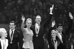 Победители в парном фигурном катании на X зимних Олимпийских играх (слева направо): Татьяна Жук и Александр Горелик (СССР, серебро), Людмила Белоусова и Олег Протопопов (СССР, золото), Марготт Глоксхубер и Вольфганг Данне (ФРГ, бронза) на пьедестале почета в Гренобле, Франция, 1968 год