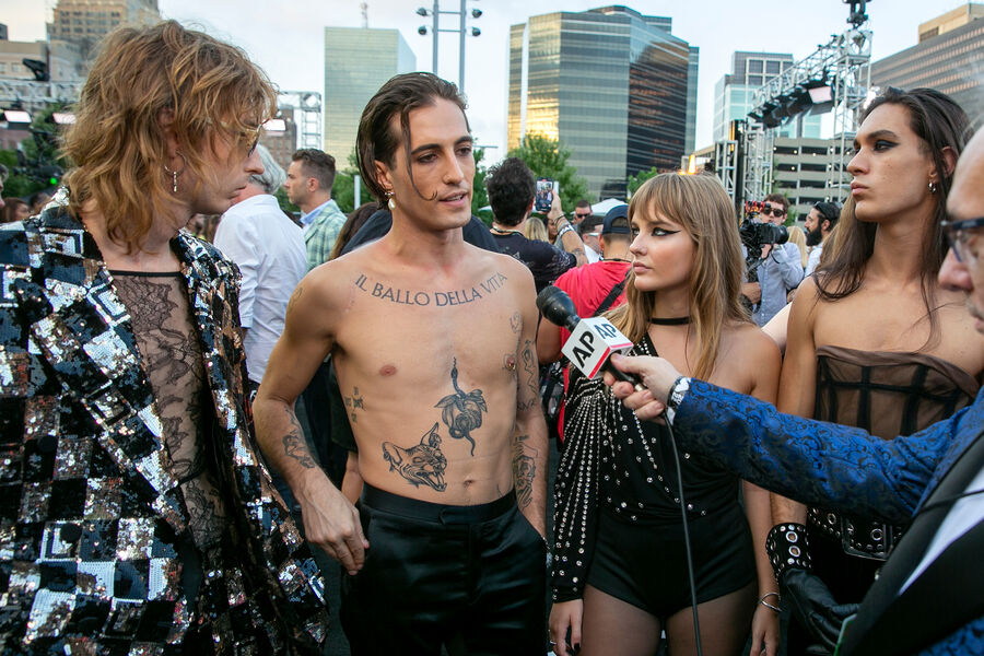 Участники группы Maneskin перед&nbsp;церемонией MTV Video Music Awards, 2022&nbsp;год