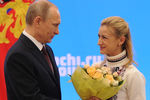 Президент России Владимир Путин и двукратная олимпийская чемпионка в&nbsp;фигурном катании Татьяна Волосожар во время церемонии награждения российских призеров XXII зимних Олимпийских игр, 2014&nbsp;год
